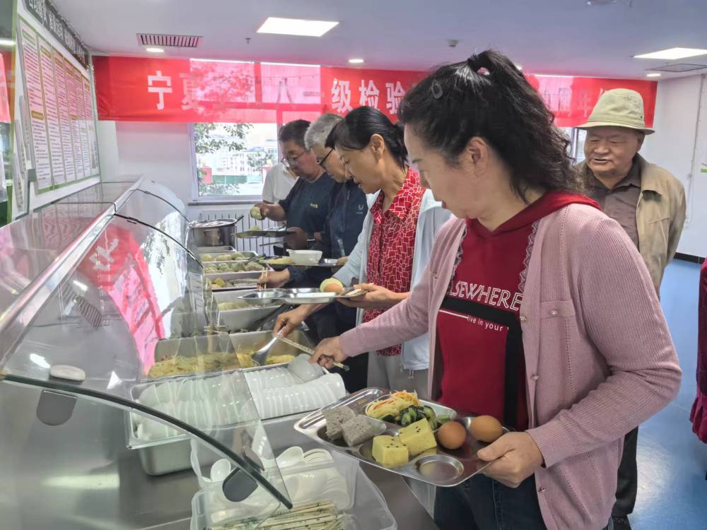 寧夏固原市隆德縣老年養(yǎng)護院里,，旅居老人在取早餐,。（楊珍珍攝）