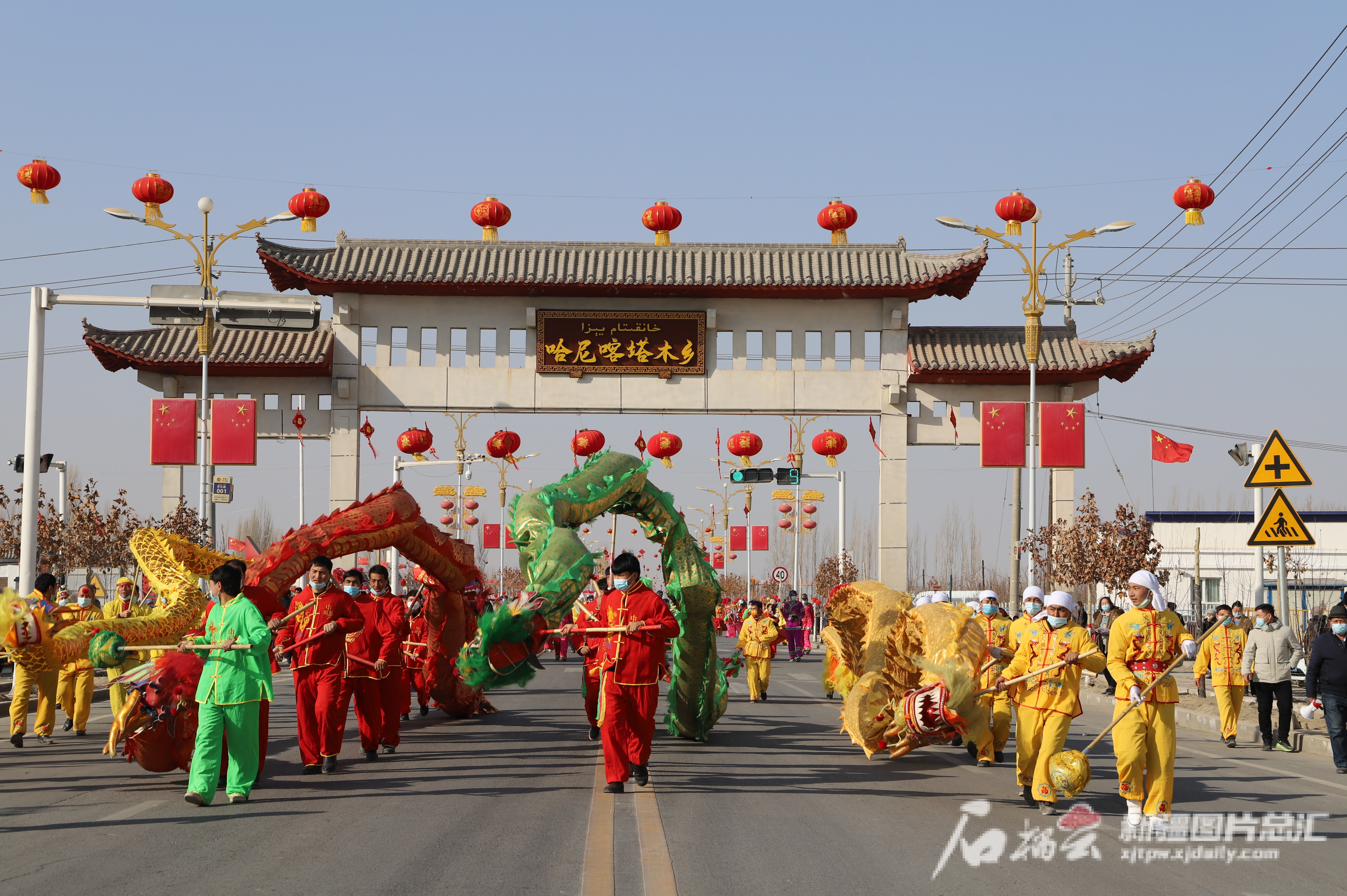 在庫車市哈尼喀塔木鄉(xiāng)主干道上，舞龍隊正在表演舞龍,。劉雪梅攝